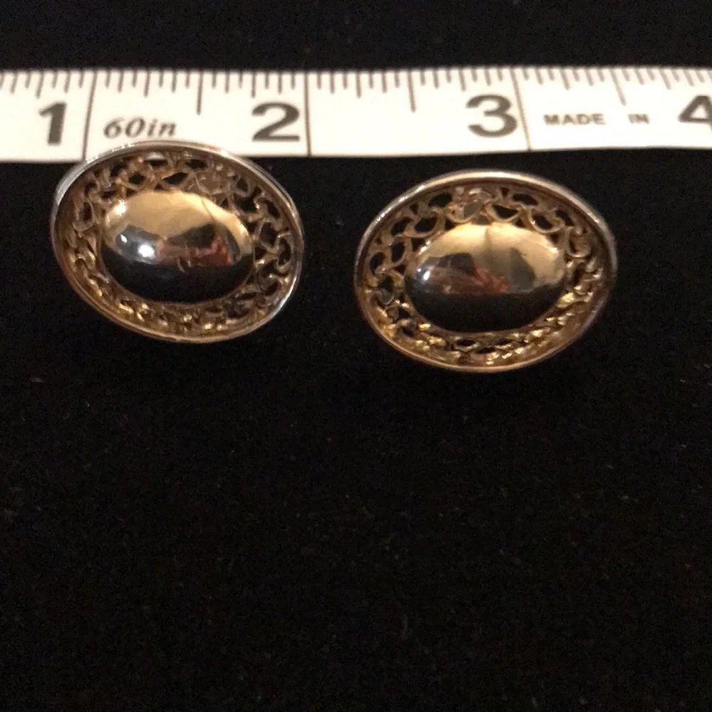 3/$15 ⭐️ Vtg gold tone unbranded cuff links filigree w/ oval. Cufflinks (I)